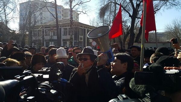 Митинги в Бишкеке после задержания главы парламентской фракции Ата мекен Омурбека Текебаева - Sputnik Казахстан