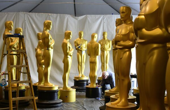 Подготовка к 89-церемонии вручения престижной кинопремии: статуи Оскара в ожидании легкой реставрации - Sputnik Казахстан