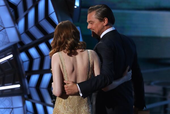 Лучший победитель Актриса Эмма Стоун поздравляют Леонардо Ди Каприо, как Shes принять ее награду за Ла-Ла-Лэнд - Sputnik Казахстан