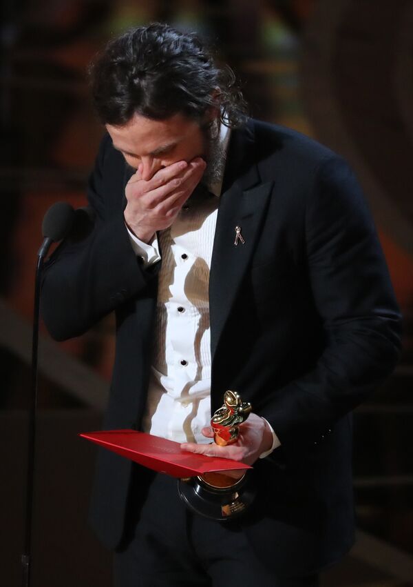 Реакция Кейси Аффлека на известие о том, что он стал победителем кинопремии Оскар в номинации Лучший актер  в фильме Манчестер моря - Sputnik Казахстан