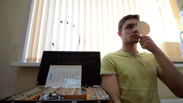 Архивное фото призывника во время медосмотра в военном комиссариате - Sputnik Казахстан