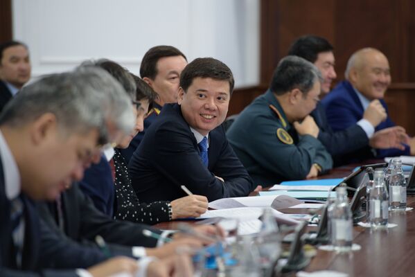 Марат Бекетаев (в центре фото) - Sputnik Казахстан