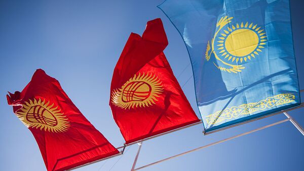 Флаги Кыргызстана и Казахстана, фото из архива - Sputnik Казахстан
