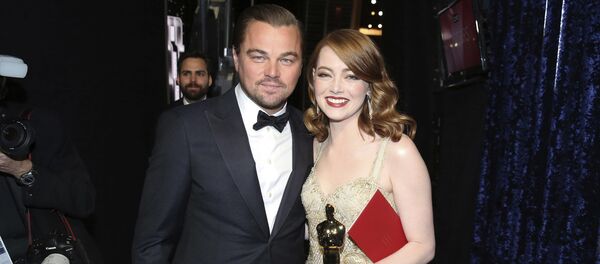 Леонардо Ди Каприо и Эмма Стоун, ставшая обладательницей премии за лучшую женскую роль в фильме La La Land Леонардо Ди Каприо и Эмма Стоун, ставшая обладательницей премии за лучшую женскую роль в фильме La La Land - Sputnik Казахстан