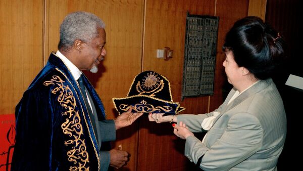 Архивное фото вручения подарка из Казахстана Кофи Аннану - Sputnik Казахстан