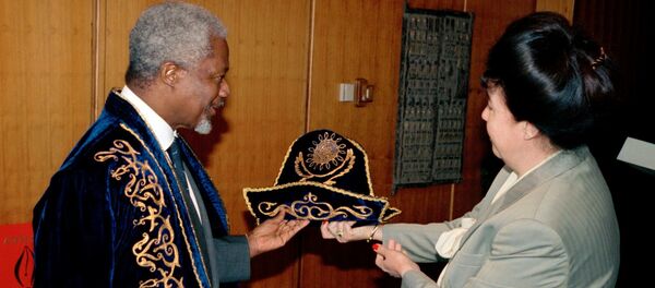 Архивное фото вручения подарка из Казахстана Кофи Аннану - Sputnik Казахстан