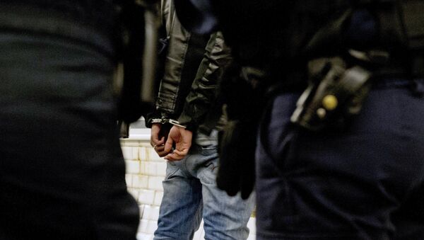 Человек в наручниках, задержанный полицейскими, фото из архива - Sputnik Казахстан