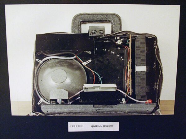 Экспонат выставки подслушивающих устройсв в Чешском центре в Москве. Архивное фото Экспонат выставки подслушивающих устройсв в Чешском центре в Москве. Архивное фото - Sputnik Казахстан