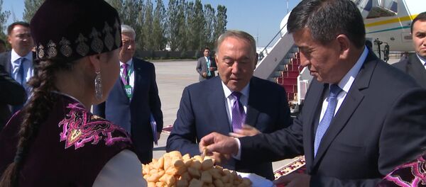 Рукопожатие и баурсаки — прибытие Назарбаева в Кыргызстан Рукопожатие и баурсаки — прибытие Назарбаева в Кыргызстан - Sputnik Казахстан