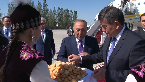 Рукопожатие и баурсаки — прибытие Назарбаева в Кыргызстан - Sputnik Казахстан