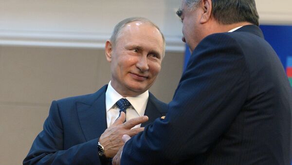 Президент РФ Владимир Путин (слева) и президент Таджикистана Эмомали Рахмон - Sputnik Казахстан