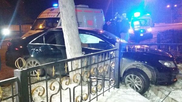 Автомобиль врезался в дерево в Алматы - Sputnik Казахстан