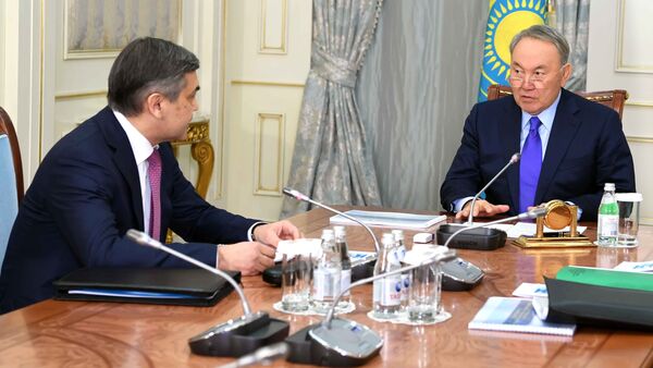 Нурлан Ермекбаев (слева) и Нурсултан Назарбаев (в центре) - Sputnik Казахстан