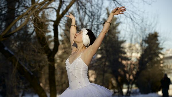 Балерина танцует на снегу, фото из архива - Sputnik Казахстан