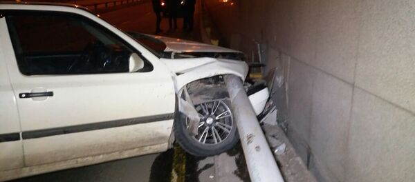 Автомобиль угодил под металлическое ограждение в Алматы Автомобиль угодил под металлическое ограждение в Алматы - Sputnik Казахстан