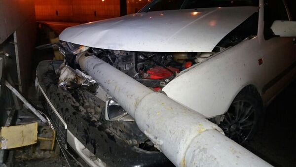 Автомобиль угодил под металлическое ограждение в Алматы - Sputnik Казахстан