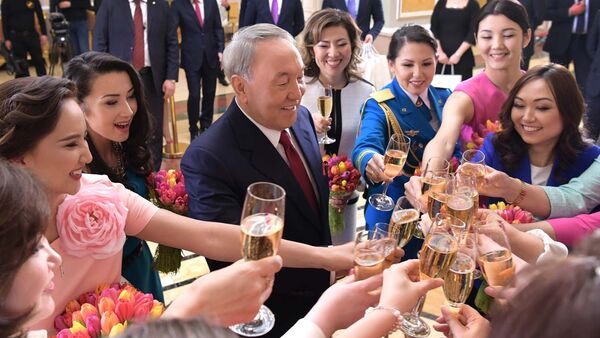 Глава государства поздравил женщин с наступающим праздником 8 марта - Sputnik Казахстан