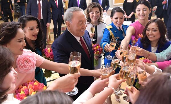 Глава государства поздравил женщин с наступающим праздником 8 марта - Sputnik Казахстан