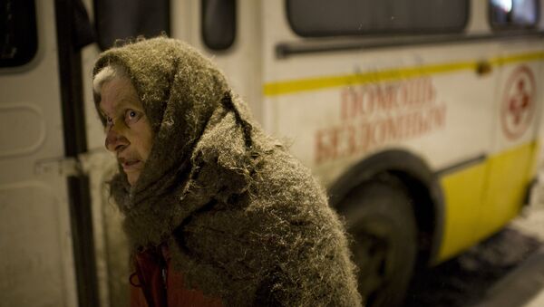 Бездомная женщина у автобуса службы соцпомощи, фото из архива - Sputnik Казахстан