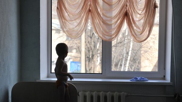 Ребенок смотрит в окно, архивное фото - Sputnik Казахстан