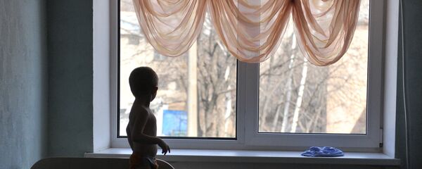 Ребенок смотрит в окно Ребенок смотрит в окно - Sputnik Казахстан