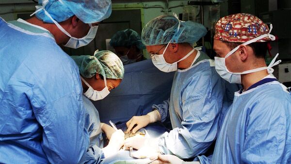 Архивное фото хирургов во время операции - Sputnik Казахстан