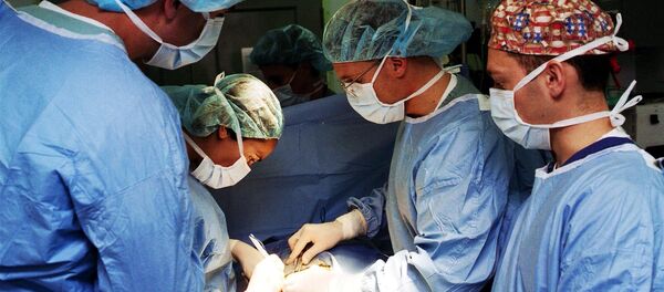 Архивное фото хирургов во время операции - Sputnik Казахстан