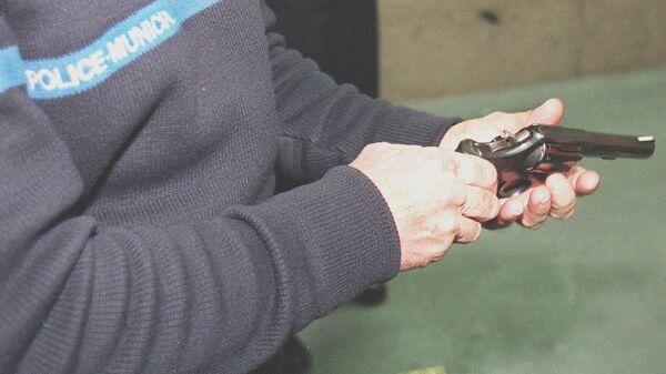 Архивное фото французского полицейского с табельным оружием - Sputnik Казахстан