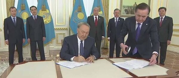 Подписание Нурсултаном Назарбаевым поправок в Конституцию Подписание Нурсултаном Назарбаевым поправок в Конституцию - Sputnik Казахстан