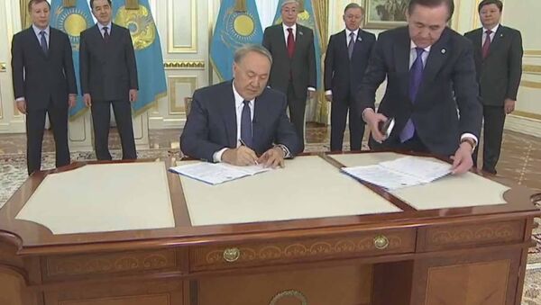 Подписание Нурсултаном Назарбаевым поправок в Конституцию - Sputnik Казахстан