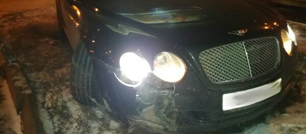 Bentley снес дорожный знак и задел билборд в Алматы Bentley снес дорожный знак и задел билборд в Алматы - Sputnik Казахстан