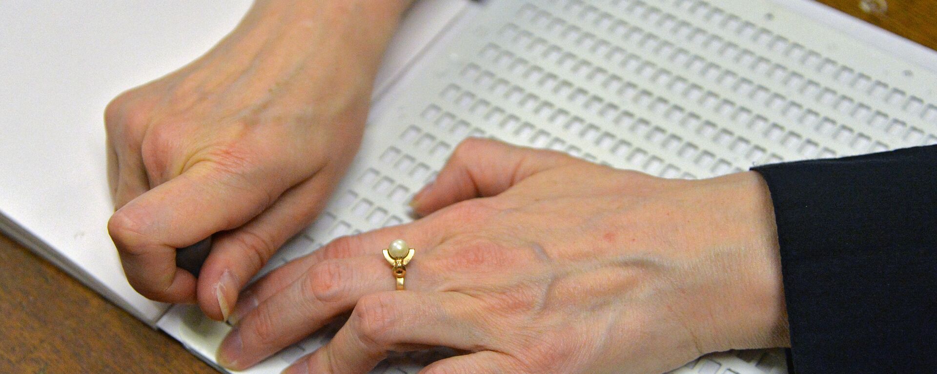 Архивное фото участницы акции Тотальный диктант в библиотеке для слепых - Sputnik Казахстан, 1920, 16.01.2025