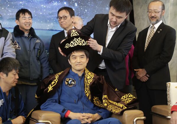 Японский астронавт Такуя Ониси во время пресс-конференции в аэропорту в Караганде - Sputnik Казахстан
