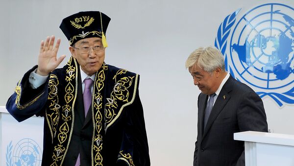 Генеральный секретарь Организации Объединенных Наций Пан Ги Мун (L) в национальной казахской одежде - Sputnik Казахстан
