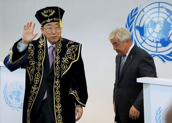 Генеральный секретарь Организации Объединенных Наций Пан Ги Мун (L) в национальной казахской одежде - Sputnik Казахстан