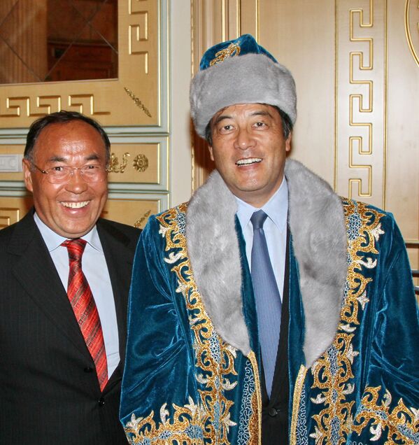 Министр иностранных дел Японии Кацуя Окада в традиционной казахской одежде во время встречи с министром иностранных дел Казахстана Канатом Саудабаевым - Sputnik Казахстан