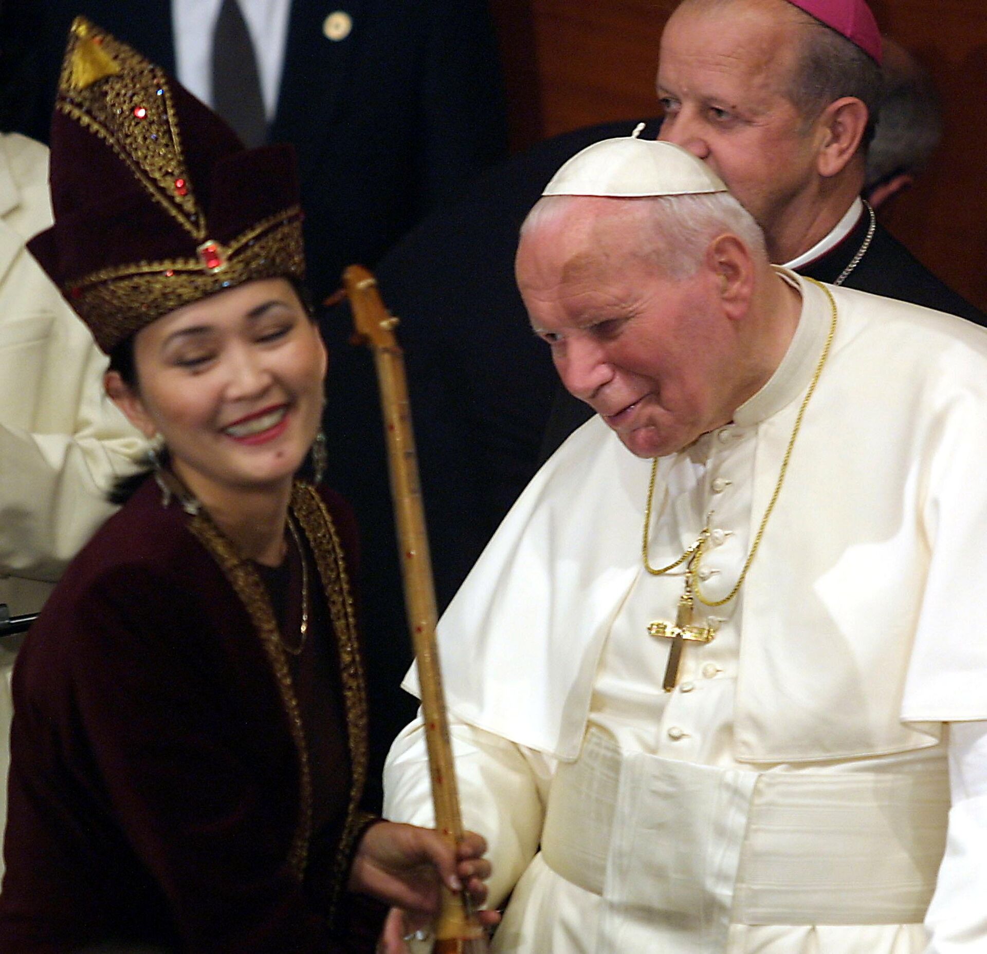 Папа Иоанн Павел II приветствует музыканта фольклорного оркестра во время встречи с молодежью в г. Астана - Sputnik Казахстан, 1920, 01.04.2024