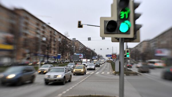 Архивное фото пешеходного перехода и светофора на городском проспекте - Sputnik Қазақстан