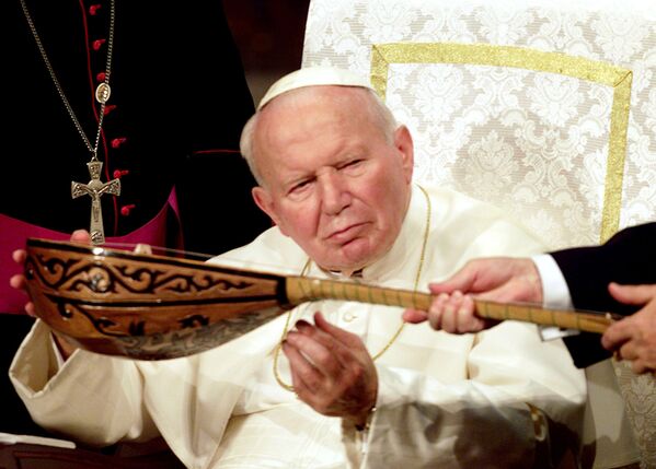 Папа Иоанн Павел II получает в подарок традиционный Казахстана наблюдается домбра во время визита в 2001 году в Казахстан - Sputnik Казахстан