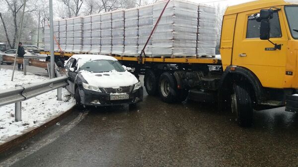 КамАЗ прижал Тойоту к обочине на Райымбека КамАЗ прижал Тойоту к обочине на Райымбека - Sputnik Казахстан