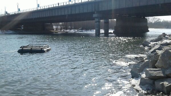 Внедорожник упал в реку Ульба в Усть-Каменогорске - Sputnik Казахстан