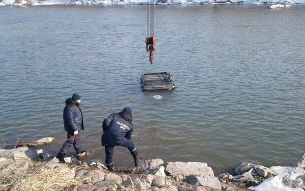 Упавший в реку внедорожник вытащили в Усть-Каменогорске - Sputnik Казахстан