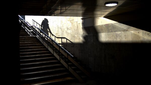 Тень женщины, спускающейся в подземный переход - Sputnik Казахстан