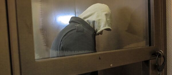 Архивное фото человека в клетке для подсудимых Архивное фото человека в клетке для подсудимых - Sputnik Казахстан