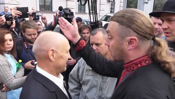 Протестующие у посольства РФ в Киеве не пропускали пришедших на выборы россиян - Sputnik Казахстан