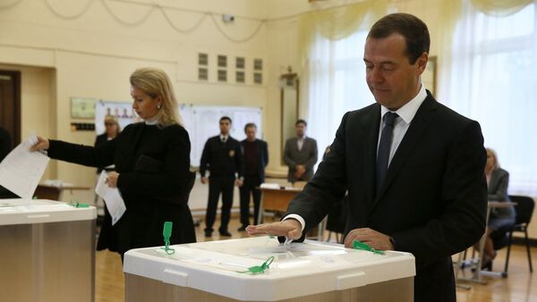Дмитрий Медведев голосует на выборах в единый день голосования - Sputnik Казахстан