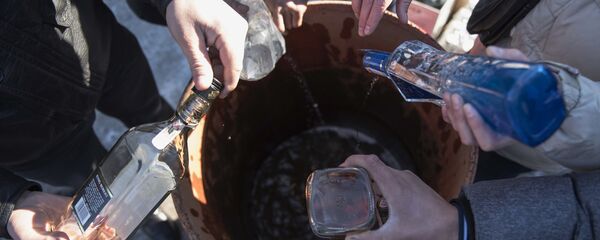 Контрафактілік ішімдікті жою Контрафактілік ішімдікті жою - Sputnik Қазақстан