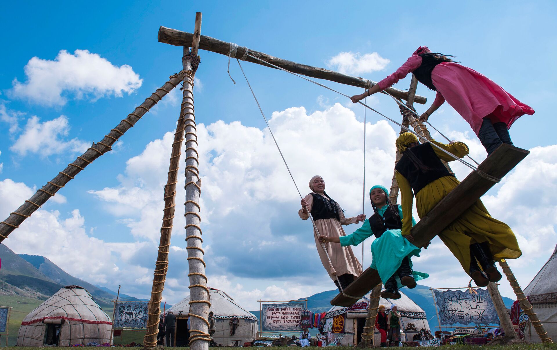 Качели-алтыбакан упали на детей на западе Казахстана - 19.03.2019 
