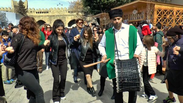 Привет, весна: танцами и хороводами жители Баку встречают Новруз - Sputnik Казахстан