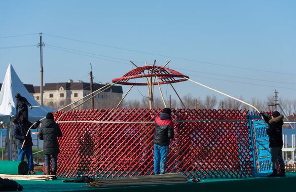 Установка юрты к Наурызу в Астане - Sputnik Казахстан